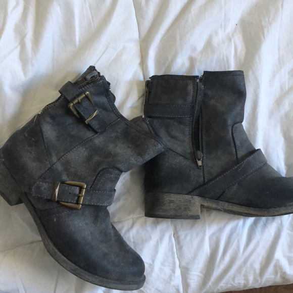 Grey buckle boots - Picture 3 of 3